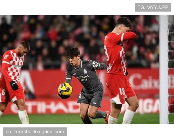 特写镜头:贝林厄姆伤退后在场边指挥,安切洛蒂赛后盛赞其领袖气质